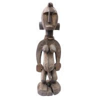 Figura Hermafrodita, Bambara (Bamana), Mali, meados Séc. XX, madeira, metal, contas, 19x66x20 – Ref CC19-098
