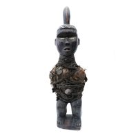 "Figura Fetiche Nkisi Nkondi", Yombe, R.D. Congo, século XX, madeira, corda, 17x62x15cm