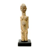 "Figura Bateba Phuwe", Lobi, Burkina Faso, século XX, madeira, 5x23x5cm
