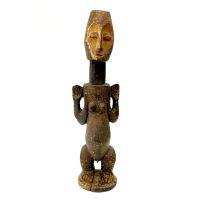 "Figura", Kumu, R.D. Congo, século XX, madeira, vestígios de pigmentos coloridos, 16x58x11cm