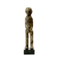 "Figura Bateba Phuwe", Lobi, Burkina Faso, século XX, madeira, 6x26x6cm