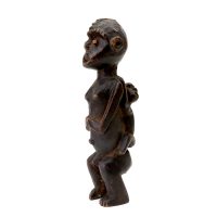 "Figura Feminina com Filho às Costas", Bamileke, Camarões, século XX, madeira, 3x14x5cm