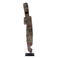 "Estatueta Aklama #86", Adangbé ou Ewe, Gana, século XX, madeira, vestígios de pigmento natural vermelho, 4x23x2cm