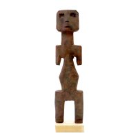 Ada Adan, "Estatueta Aklama #183", Gana, século XX, madeira, vestígios de pigmento vermelho, 5x21x2cm [INDISPONÍVEL / UNAVAILABLE]