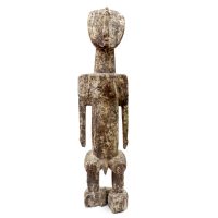 Figura Protectora Aklama, Adangme/Ewe (Ada Adan), Gana, século XX, madeira, vestígios de pigmento natural branco, 13x57x9cm – REF CC19-590