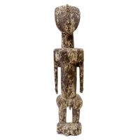 "Figura Protectora Aklama", Adangme/Ewe (Ada Adan), Gana, século XX, madeira, vestígios de pigmento natural branco, 13x56x8cm
