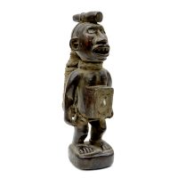 "Figura Relicário Nkisi Nkondi", Kongo, R.D. Congo, século XX, madeira, corda, vidro, 8x20x9cm