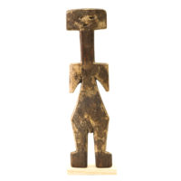 Figura Aklama, Adangbe, Gana, Séc. XX, madeira, pigmentos, 6x29x2cm – REF CCAK20-070