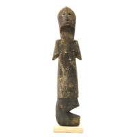 Figura Aklama, Adangbe, Gana, Séc. XX, madeira, pigmentos, 5x20x2cm – REF CCAK20-069