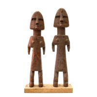 Figura Aklama (par), Adangbe, Gana, Séc. XX, madeira, pigmentos, 5x23x3cm+5x22x3cm – REF CCAK20-009