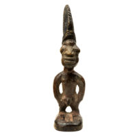Figura Gemelar Ibeji Feminina, Yoruba, Nigéria, Séc. XX, madeira, pigmentos, 7x26x7cm – REF CC20-165