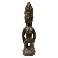 Figura Gemelar Ibeji Masculina, Yoruba, Nigéria, Séc. XX, madeira, pigmentos, 8x29x8cm – REF CC20-166