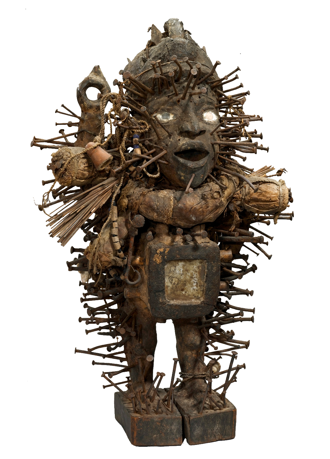 Figura Nkisi Nkondi, Kongo, R.D. Congo, 1900-1950, madeira, pregos, metal, texteis, vidro, outros