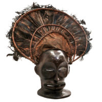 Máscara Chihongo, Chokwe, R.D. Congo / Angola, séc. XX, madeira, fibras, 36x43x21cm – Ref CCT21-074