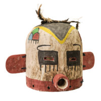Máscara Kachina, Hopi, Arizona - EUA, Séc. XX, madeira, pigmentos, têxteis, penas, 41x36x31cm – Ref CCT22-005