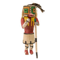 Figura Kachina, Hopi, Arizona - EUA, Séc. XX, madeira, pigmentos, penas, pêlo animal, 14x37x11cm – Ref CCT22-029