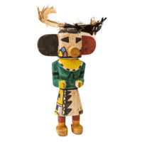 Figura Kachina, Hopi, Arizona - EUA, Séc. XX, madeira, pigmentos, penas, 16x34x6cm – Ref CCT22-034