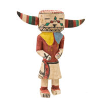 Figura Kachina, Hopi, Arizona - EUA, Séc. XX, madeira, pigmentos, penas, 23x27x6cm – Ref CCT22-035