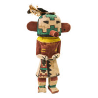 Figura Kachina, Hopi, Arizona - EUA, Séc. XX, madeira, pigmentos, penas, 18x34x10cm – Ref CCT22-038