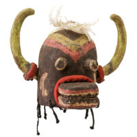 Máscara Kachina, Hopi, Arizona - EUA, Séc. XX, madeira, pigmentos, têxteis, penas, 36x28x26cm – Ref CCT22-003