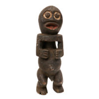 Figura Tadep, Mambila, Nigéria, Séc. XX, madeira, pigmentos, 10x31x10cm – Ref CCT22-076