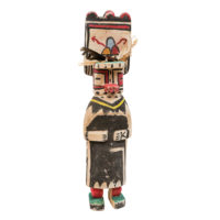 Figura Kachina Hopi, Arizona - EUA, Séc. XX, madeira, pigmentos, penas, 11x45x8cm – Ref CCT22-080