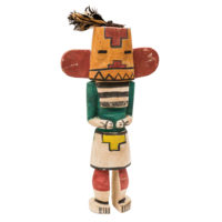 Figura Kachina, Hopi, Arizona - EUA, Séc. XX, madeira, pigmentos, penas, 21x40x6cm – Ref CCT22-052