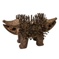 Figura Nkisi Kozo, Kongo, R.D. Congo/Angola, Séc. XX, madeira, pregos, vidro, 43x26x25cm – Ref CCT22-074