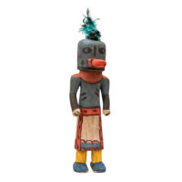Figura Kachina, Hopi, Arizona - EUA, Séc. XX, madeira, pigmentos, penas, 11x38x12cm – Ref CCT22-037