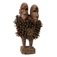 Figura Nkisi Nkondi, Kongo, R.D. Congo/Angola, Séc. XX, madeira, pregos, texteis, vidro, 20x31x14cm – Ref CCT22-073
