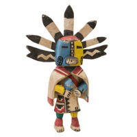 Figura Kachina Hopi, Arizona - EUA, Séc. XX, madeira, pigmentos, 23x34x8cm – Ref CCT22-054 [COLECÇÃO CRUZES CANHOTO]