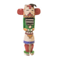 Figura Kachina, Hopi, Arizona - EUA, Séc. XX, madeira, pigmentos, penas, 20x44x9cm – Ref CCT22-101