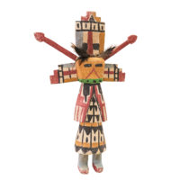 Figura Kachina, Hopi, Arizona - EUA, Séc. XX, madeira, pigmentos, penas, 31x46x8cm – Ref CCT22-102