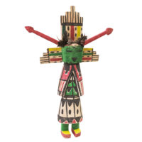Figura Kachina, Hopi, Arizona - EUA, Séc. XX, madeira, pigmentos, penas, 33x47x8cm – Ref CCT22-103 [INDISPONÍVEL / UNAVAILABLE]