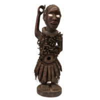 Figura Nkisi Nkondi, Kongo, R.D. Congo/Angola, Séc. XX, madeira, pregos, texteis, vidro, 16x50x17 – Ref CCT22-092