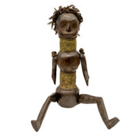 Figura Marioneta articulada, Nyamwezi, Tanzânia, Séc. XX, madeira, contas, fibra vegetal, 20x63x12cm – Ref CCT22-112