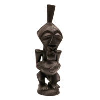 Figura Nkisi, Songye, R.D. Congo, Séc. XX, madeira, corno, 10x31x9cm – Ref CCT22-098