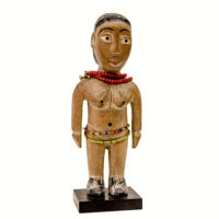 Figura Gemelar Venavi Feminina, Ewe, Gana, Séc. XX, madeira pintada, contas, 9x22x7cm – Ref CCT22-011