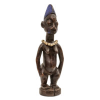 Figura Gemelar Ere Ibeji (fêmea), Yoruba, Nigéria, Séc. XX, madeira, pigmentos, 8x24x7cm – Ref CCT22-124