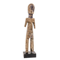 Figura Aklama, Adan (Adangbe), Gana, Séc. XX, madeira, pigmentos, 5x20x3cm – Ref CCAK23-004