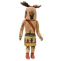 Figura Kachina, Hopi, Arizona - EUA, Séc. XX, madeira, pigmentos, penas, 16x40x9cm – Ref CCT23-026 [INDISPONÍVEL / UNAVAILABLE]