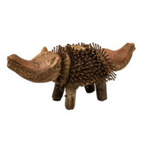 Figura Nkisi Kozo, Kongo, R.D. Congo, Séc. XX, madeira, pregos, têxteis, vidro, 39x16x16cm – Ref CCT23-032