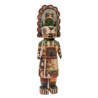 Figura Kachina, Hopi, Arizona - EUA, Séc. XX, madeira, pigmentos, 50x14x9cm – Ref CCT23-033