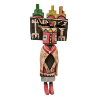 Figura Kachina, Hopi, Arizona - EUA, Séc. XX, madeira, pigmentos, penas, 20x48x8cm – Ref CCT23-034