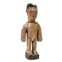 Figura Gemelar Hohovi masculina, Fon, Benim, Séc. XX, madeira, tinta, contas, 9x20x6cm – Ref CCT23-041