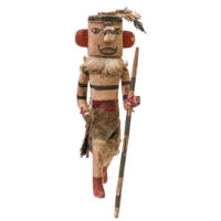 Figura Kachina, Hopi, Arizona - EUA, Séc. XX, madeira, pigmentos, penas, têxteis, 14x40x15cm – Ref CCT23-044