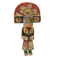 Figura Kachina, Hopi, Arizona - EUA, Séc. XX, madeira, pigmentos, penas, 19x37x8cm – Ref CCT23-047 [INDISPONÍVEL / UNAVAILABLE]