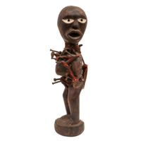 Figura Nkisi Nkondi, Kongo, R.D. Congo, Séc. XX, madeira, pregos, têxteis, 11x33x10cm – Ref CC16-822