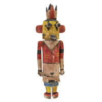 Figura Kachina, Hopi, Arizona - EUA, Séc. XX, madeira, pigmentos, penas, 13x46x16cm – Ref CCT23-073