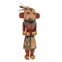 Figura Kachina, Hopi, Arizona - EUA, Séc. XX, madeira, pigmentos, penas, 17x43x12cm – Ref CCT23-074